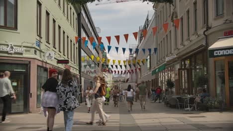 Gente-Caminando-Por-Las-Calles-Comerciales-Del-Centro-De-Gotemburgo-En-Suecia