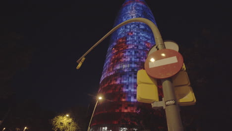 Wolkenkratzer-Agbar-Turm-Touristenattraktion-Spanien-Barcelona-Gimbal-Aufnahme