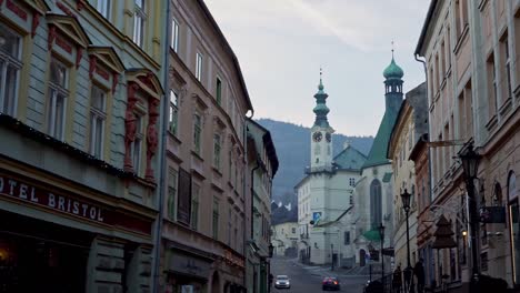 Blick-Auf-Die-Straße,-Das-Hotel-Und-Die-Kirche-In-Der-Stadt-Banska-Stiavnica,-Slowakei