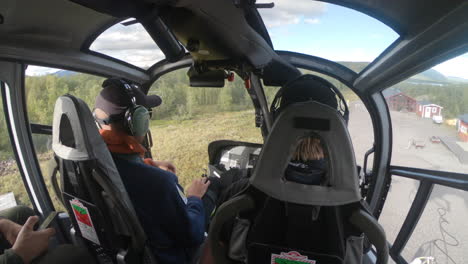 Dos-Pilotos-Varones-Volando-Un-Helicóptero-Hacia-La-Gran-Montaña-Kebnekaise-En-El-Norte-De-Suecia