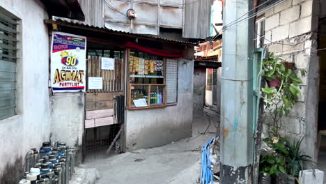 Caminando-Por-Un-Callejón-Estrecho-En-Una-Comunidad-Urbana-Pobre-En-Filipinas