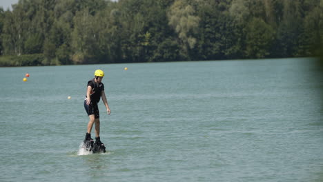 Flyboard-Anfänger-Mit-Helm-Fällt-Ins-Wasser,-Kein-Gleichgewicht-Auf-Dem-Flyboard