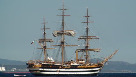 Barco-Italiano-Amerigo-Vespucci-En-El-Golfo-De-Palmas,-S