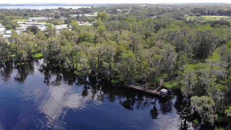 Toma-Aérea-Del-Lago-Cerca-De-Un-Parque