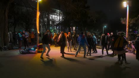 Manifestación-Bailando-Contra-El-Frío-Político-Donde-El-Cartel-Es-Legible.