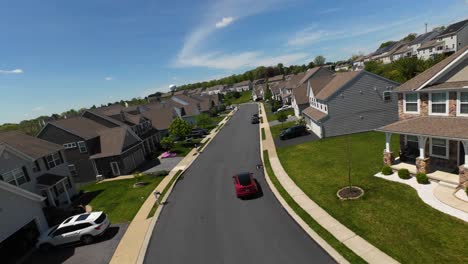 Rotes-Auto-Auf-Der-Straße-Eines-Amerikanischen-Viertels-Bei-Schönem-Wetter-Im-Frühling