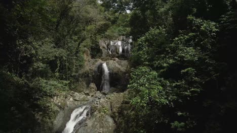 Una-Cascada-En-La-Isla-Tropical-De-Tobago