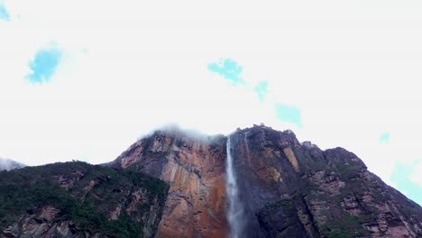 El-Salto-Ángel,-Que-Se-Eleva-Sobre-La-Densa-Selva-Tropical-Venezolana,-Ejemplifica-El-Poder-Puro-Y-La-Belleza-De-La-Naturaleza-Con-Su-Caída-Masiva-E-Ininterrumpida.