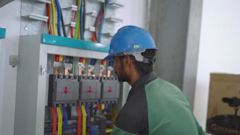 Técnico-Que-Trabaja-En-El-Panel-De-Energía-En-La-Industria-Textil-En-Pakistán.