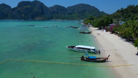 Vista-Aérea-De-La-Isla-Phi-Phi-Con-Aguas-Turquesas,-Barcos,-Complejos-Turísticos-De-Lujo-Y-Paisajes-Montañosos