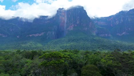 El-Salto-Ángel,-Que-Lleva-El-Nombre-Del-Aviador-Jimmie-Angel,-Ofrece-Un-Espectáculo-Impresionante-Cuando-El-Agua-Cae-Casi-Un-Kilómetro-En-La-Jungla.