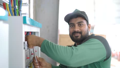 Trabajador-Técnico-Trabajando-En-Un-Panel-De-Equipos-De-Producción-Textil-En-Pakistán