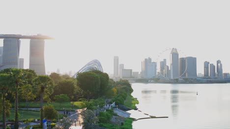 Kamerafahrt-Durch-Die-Wunderschöne-Stadtlandschaft-Von-Marina-Bay-Sands-Singapur-Am-Morgen