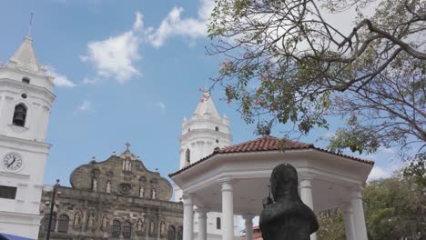 Historische-Metropolitankathedrale-In-Casco-Viejo,-Panama-Stadt-Unter-Einem-Strahlend-Blauen-Himmel