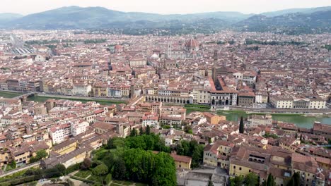 Vista-Cautivadora-De-Los-Monumentos-Históricos-De-Florencia,-Panorámica-Aérea.