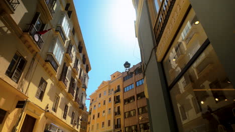 Sonniger-Tag-In-Der-Innenstadt-Von-Malaga-Mit-Historischen-Gebäuden-Entlang-Der-Straßen