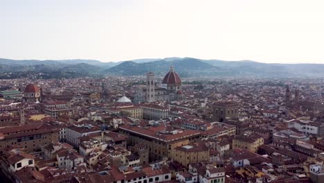 Drohnen-Pullback-Panorama-Zeigt-Florenz-Mit-Fokus-Auf-Den-Dom