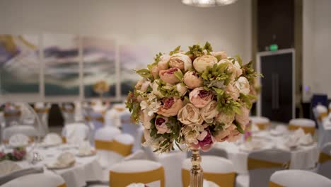 The-beautiful-floral-arrangement-is-displayed-in-a-close-up-shot-within-a-wedding-dining-room-setting