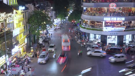 Geschäftiger-Nachtverkehr-Auf-Hanois-Dong-Kinh-Nghia-Thuc-Platz,-Zeitrafferansicht