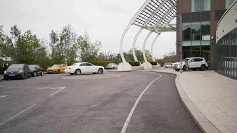 Un-Elegante-Rolls-Royce-Blanco-Se-Desliza-Por-El-Lujoso-Estacionamiento-Del-Hotel-En-Una-Secuencia-En-Cámara-Lenta.