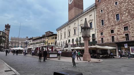 Famosa-Plaza-De-Verona-Piazza-Delle-Erbe-Y-Colona-Escultura-Con-Turistas-Tomándose-Selfies