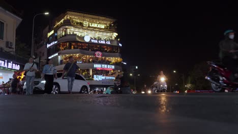 Bullicioso-Tráfico-Nocturno-En-La-Plaza-Dong-Kinh-Nghia-Thuc-Hanoi-Ambiente-Vibrante-Y-Animado