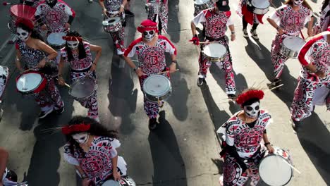Mexicanos-Vestidos-Como-Esqueletos-Para-Celebrar-El-Día-De-Los-Muertos-En-La-Avenida-Reforma-En-La-Ciudad-De-México.