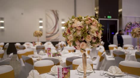 Un-Hermoso-Arreglo-Floral-Adornando-La-Mesa-En-Un-Evento-De-Boda.