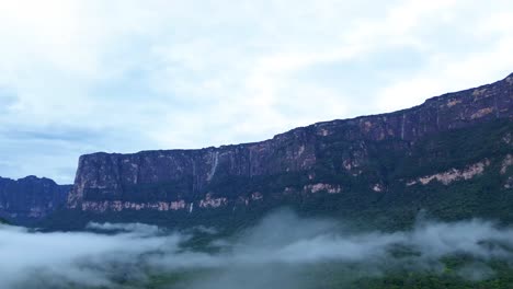 Volar-Con-Awallows-En-Angel-Fals,-Venezuela