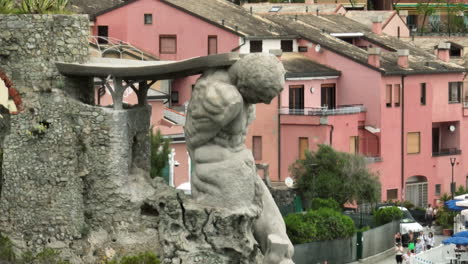 Weite-Sicht-Auf-Monterosso-Al-Mare-An-Einem-Bewölkten-Tag-Und-Zeigt-Das-Ligurische-Meer-In-Italien-Mit-Dem-Drohnenvideo,-Das-Sich-Hinein-Und-Hinunter-Bewegt