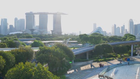 Draufsicht-Vom-Marina-Barrage-Mit-Teich-Und-Marina-Bay-Skyline-Im-Hintergrund,-Singapur