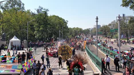 Reunión-Masiva-De-Personas-Vestidas-Con-Trajes-Coloridos-Para-Celebrar-El-Día-De-Los-Muertos,-Festival-De-Folklore-Mexicano.