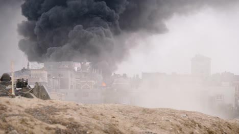 Panzer-Der-Israelischen-Armee-Führen-In-Der-Stadt-Rafah-Vor-Dem-Hintergrund-Von-Dichtem-Explosionsrauch-Militärische-Operationen-Durch