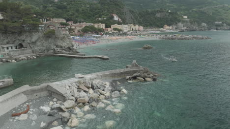 Weite-Sicht-Auf-Monterosso-Al-Mare-An-Einem-Bewölkten-Tag-Und-Zeigt-Das-Ligurische-Meer-In-Italien-Mit-Dem-Drohnenvideo,-Das-Sich-Hinein-Und-Hinunter-Bewegt