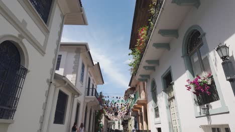 Colorful-balconies-and-blue-sky-in-Casco-Viejo,-Panama-City