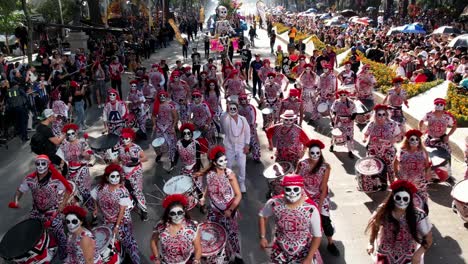 Mexikaner-Verkleiden-Sich-Als-Skelette,-Um-Ihre-Vorfahren-Am-Traditionellen-Tag-Der-Toten-Zu-Ehren