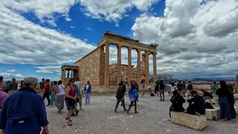 Touristen-Bewundern-Die-Schönheit-Der-Akropolis-Von-Athen,-Zeitlupenansicht