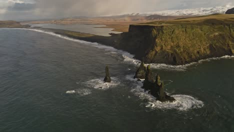 Impresionantes-Imágenes-Aéreas-Que-Muestran-Las-Icónicas-Pilas-De-Basalto-De-Reynisdrangar-Y-Los-Escarpados-Acantilados-A-Lo-Largo-De-La-Costa-De-Vik,-Islandia