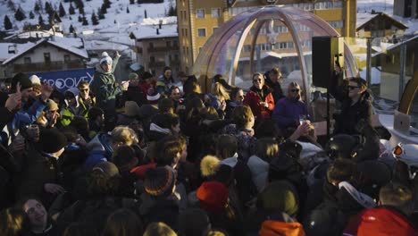 Leute,-Die-Bei-Einer-Après-Ski-Musikparty-Im-Skigebiet-Tanzen