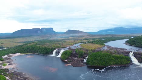 Die-Lagune-Von-Canaima-Ist-Nicht-Nur-Ein-Naturwunder,-Sondern-Auch-Ein-Kulturelles-Zentrum.-In-Der-Nähe-Leben-Indigene-Pemon-Gemeinden,-Die-Einblicke-In-Ihr-Reiches-Erbe-Bieten.