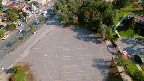 Drone-Fly-fast-above-Chilean-neighborhood-of-Lo-Prado-green-urban-park-at-Santiago,-cars-traffic-and-city-center-streets-of-residential-area