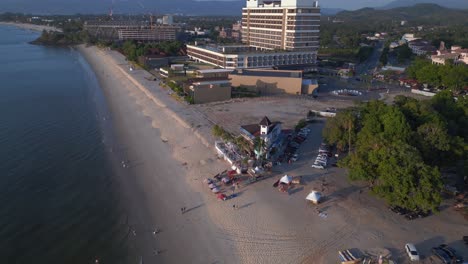 Küste-Von-Langkawi-Mit-Hotels-Und-Resorts-An-Einem-Tropischen-Strand-Und-Touristen,-Die-Das-Klare-Blaue-Wasser-Genießen