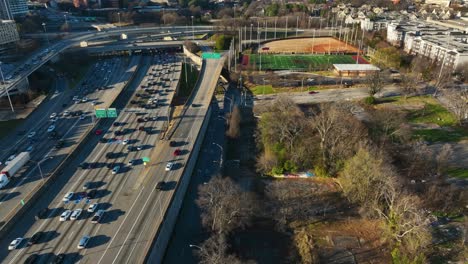 Tráfico-De-La-Autopista-De-La-Ciudad-De-Atlanta-En-Georgia,-EE.UU.---Toma-Aérea-De-Un-Drone