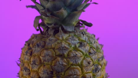 Tropische-Party,-Nahaufnahme-Einer-Lebendigen-Ananas-Auf-Violettem-Hintergrund