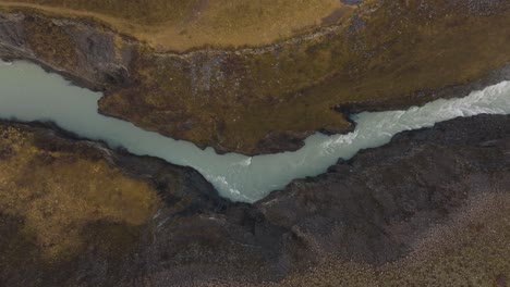 Vista-De-Arriba-Hacia-Abajo-De-Uno-De-Los-Ríos-De-Islandia.