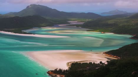 Whitsundays-Inseln-Whitehaven-Beach-North-End-Hill-Inlet-Lookout-Luftdrohne-Malerisch-Sandig-Nationalpark-Aussicht-Wolken-Sonnig-Sommer-Frühling-Rundflug-Touristisch-Klares-Blaues-Wasser-Rückwärts