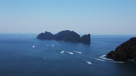 Schnellbootrennen-An-Einem-Sonnigen-Tag-Im-Geheimen-Paradies-Mit-Der-Insel-Phi-Phi-Leh-Im-Hintergrund