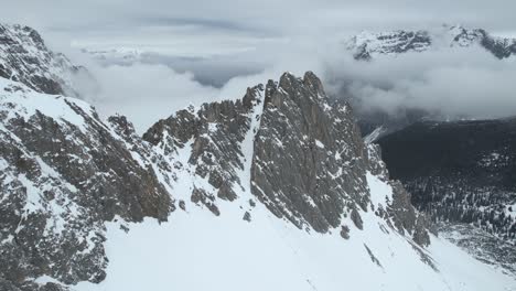 Luftaufnahme-Des-Schneebedeckten-Bergrückens-In-Den-österreichischen-Alpen-über-Dem-Skigebiet-Innsbruck,-Drohnenaufnahme