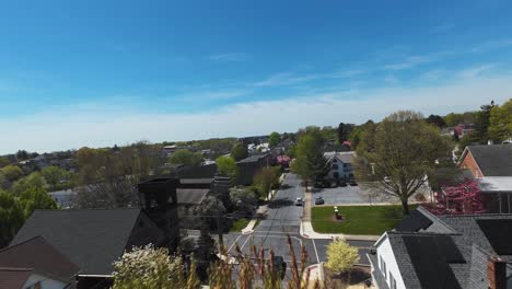 Vuelo-Rápido-De-Drones-Fpv-Sobre-Una-Pequeña-Ciudad-Estadounidense-Con-árboles-En-Flor-Durante-El-Día-Soleado-En-La-Temporada-De-Primavera