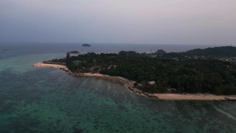 Tropischer-Strand-Mit-Traditionellen-Longtail-Booten-Bei-Sonnenuntergang-Koh-Lipe,-Die-Eine-Ruhige-Und-Malerische-Atmosphäre-Schaffen